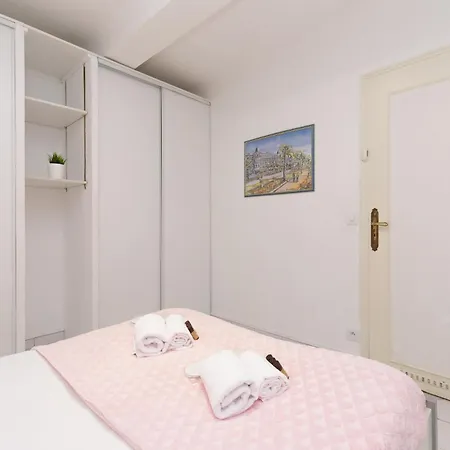 Volupte Yourhosthelper * Cannes