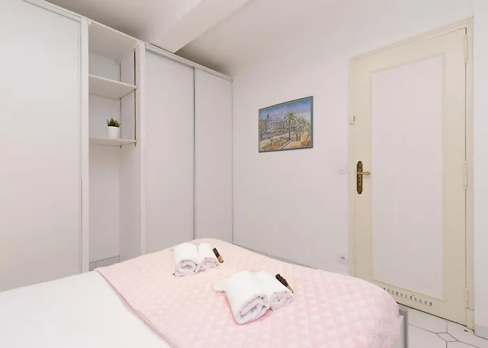 Volupte Yourhosthelper * Cannes